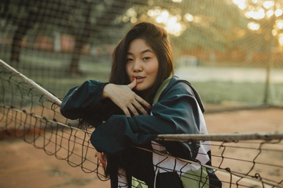 人的图片-白天，穿着蓝白相间夹克的女人坐在黑色金属椅上