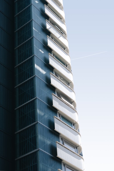 建筑学的图片-白天灰白窗帘建筑