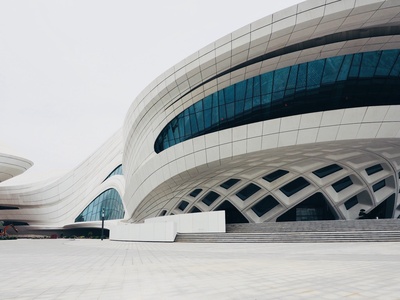 建筑学的图片-白色建筑结构，蓝色玻璃窗