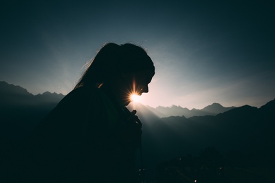 灵性的图片-日落时站在山顶上的女人的剪影