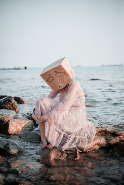 实验性摄影的图片-女人穿着白色婚纱