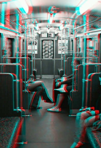实验性摄影的图片-两个人坐在车内面对面的灰度照片