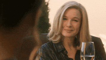 每日GIF(2020-04-26)的gif-Renee Zellweger Drinking GIF by NETFLIX