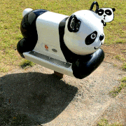 イトウケイジ的gif的gif-Shy panda family in the Park