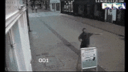 GIFMAGAZINE MEME的gif的gif-看板を蹴ったら転んでしまった男性