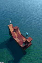 GIFMAGAZINE MEME的gif的gif-海の上に浮かぶランプ。失敗したら水没。