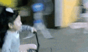 GIFMAGAZINE MEME的gif的gif-まじか!? 子供自転車でドリフト駐車
