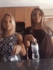 GIFMAGAZINE MEME的gif的gif-まじか!? 同時に投げたペットボトルが重なって止まる