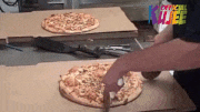 GIFMAGAZINE MEME的gif的gif-早業GIFs  「両手ピザ切り」