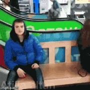 GIFMAGAZINE MEME的gif的gif-エスカレーターを使って女の子の肩に手をまわす方法