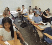 GIFMAGAZINE MEME的gif的gif-授業中にポスターを使って寝る方法