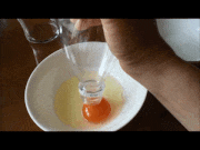 GIFMAGAZINE MEME的gif的gif-ペットボトルを使って簡単に卵の黄身と白身を分離させる
