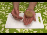 GIFMAGAZINE MEME的gif的gif-指を触れずにジャガイモの皮を剥がす技