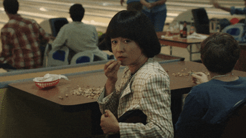 每日GIF(2020-05-08)的gif-Maya Erskine Eating GIF by HULU
