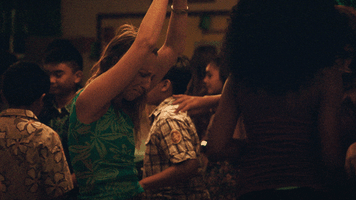 每日GIF(2020-05-09)的gif-Middle School Dancing GIF by HULU