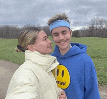 每日GIF(2020-05-09)的gif-Ariana Grande Couple GIF by Justin Bieber