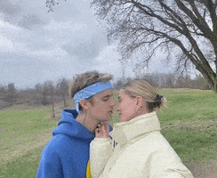 每日GIF(2020-05-09)的gif-Ariana Grande Kiss GIF by Justin Bieber