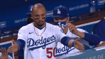 每日GIF(2020-07-26)的gif-Mookie Betts Clap GIF by MLB
