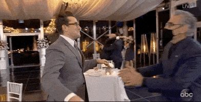 每日GIF(2020-09-21)的gif-Dan Levy Hug GIF by Emmys