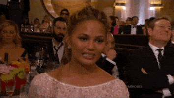 每日GIF(2020-12-01)的gif-Confused Chrissy Teigen GIF