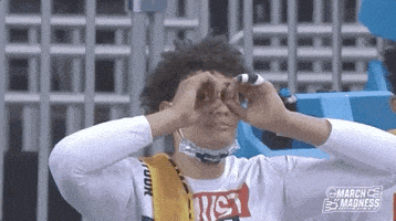 每日GIF(2021-03-20)的gif-Looking Ncaa Basketball GIF by NCAA March Madness