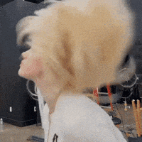 每日GIF(2021-05-18)的gif-Billie Eilish Fashion GIF