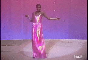 每日GIF(2021-05-20)的gif-Grace Jones Fashion GIF