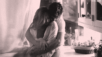 每日GIF(2021-06-07)的gif-Hugs GIF