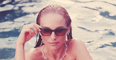每日GIF(2021-06-12)的gif-Natalie Portman Fashion GIF