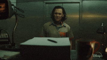 每日GIF(2021-06-13)的gif-Tom Hiddleston What GIF by Marvel Studios