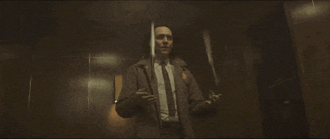 每日GIF(2021-06-24)的gif-Tom Hiddleston Marvel GIF by Nerdist.com