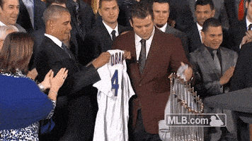每日GIF(2021-07-30)的gif-Barack Obama Baseball GIF by MLB