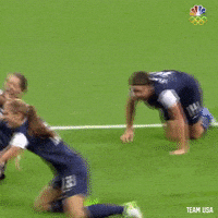 每日GIF(2021-08-18)的gif-Alex Morgan Hug GIF by Team USA