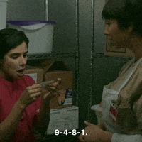每日GIF(2021-09-05)的gif-Orange Is The New Black Birthday GIF by NETFLIX