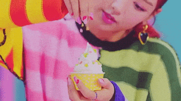 每日GIF(2021-10-19)的gif-K-Pop Cupcake GIF by LIGHTSUM