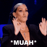 每日GIF(2021-12-23)的gif-Drag Queen Kiss GIF by Paramount+