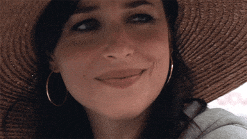 每日GIF(2022-02-02)的gif-Dakota Johnson Smile GIF by NETFLIX