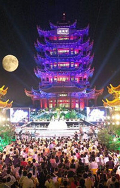 中央电视台中秋双语晚会 “江城月—中华情”的海报-正式海报