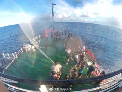 地球之极·侣行：破冰船南极行的海报-预告海报