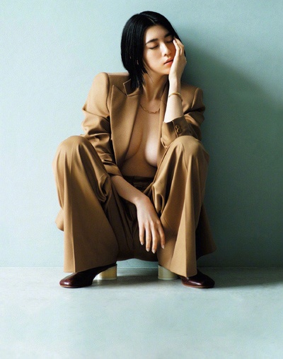 电影中的性感女神的图片-三吉彩花<br>圆润又不失线条感<br>眼睛里有故事<br>又纯又欲