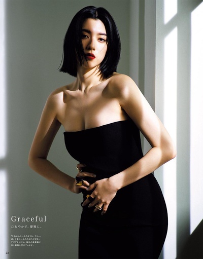 电影中的性感女神的图片-三吉彩花<br>圆润又不失线条感<br>眼睛里有故事<br>又纯又欲