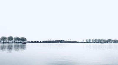 我最爱的中式美的图片-某年元旦恰逢杭州大雪，游西湖時拍的。當時腦海中立刻浮現《湖心亭看雪》中的那句話：湖上影子，唯長堤一痕，湖心亭一點、與餘舟一芥、舟中人兩三粒而已。
