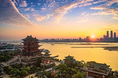 我最爱的中式美的图片-借景。<br> <br>  不仅可以将目所能及的景色尽收眼底，即便只是闻得描述也依旧美无限。比如——“落霞与孤鹜齐飞，秋水共长天一色。”