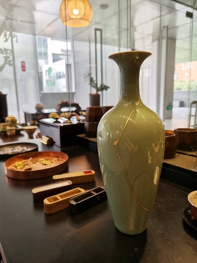 我最爱的中式美的图片-用金缮、锔瓷修复后的中式瓷器、茶器，破碎亦灿烂的美。