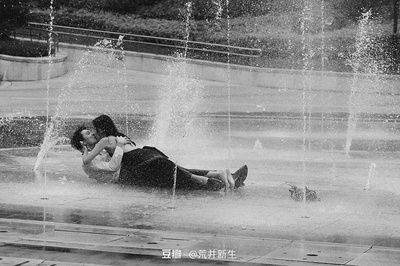 手机拍过的有故事感的画面的图片-手机视频边拍边截图的照片～