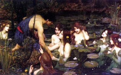 我钟爱的油画作品的图片-《许拉斯和水仙们》 Hylas and the Nymphs 画家展出范围最广、频率最高的作品。<br><br>沃特豪斯“描绘大量妙龄少女，并让她们袒胸露乳”，他有一个美若天仙的模特，视她为珍宝；沃特豪斯把她藏起来不让任何人知道她的名字，以她为模特创作的水仙、塞壬和古代的公主，却是人人皆知的形象。<br><br>出自希腊神话。许拉斯跟随伊阿宋寻找金羊毛的途中，在海上连日航行，烈日如烤，英雄们口干舌燥，终于出现了一片陆地；许拉斯自告奋勇上岸去寻找水源。许拉斯找到了泉水，也发现了七个赤身裸体的仙女，金发碧眼，温润如玉，香艳得令人窒息；水泽的仙女爱上了这年轻的异乡人，拉住他提水壶的手臂，将他拽入她们的世界。年轻的英雄被迷惑了，背弃了他的主人，随之沉入冰冷的水底<br><br>这是一个充满哀伤梦幻和诱惑魅力的故事，美丽又凄婉，妩媚而柔情；除了美再也没有别的情愫。