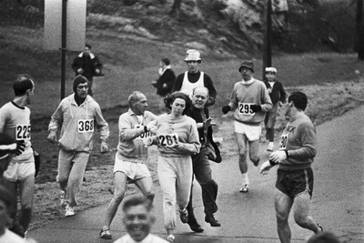 我知道的历史上著名合影的图片-想讲个跑马拉松的故事。<br>1967年，Kathrine Switzer 成为第一个参加美国波士顿马拉松比赛的女人。<br>我们现在恐怕很难想象，那时候的女性连跑马拉松的权利都没有。而这源于当时体育界的一种迷思：女性不能参加长时间的跑步运动，这会对她们的身体有害，比如会导致她们胸部长毛，变得满身肌肉，破坏她们的子宫。这种在今天看来完全是笑话的论调，却导致了当时官方禁止女性参加马拉松运动。<br>但 Kathrine 却不在乎这些，进入大学后，热爱跑步的她想加入学校的马拉松俱乐部，但被教练拒绝，理由是“女性太脆荣，容易搞伤自己”。<br>为了证明自己，她要求和学校的男生们比赛马拉松，在比赛中她跑了49.89公里，比规定的马拉松的距离（42.195公里）还要长7公里，成绩甚至比部分男生都要好。教练因此破格录取了她。<br>为了证明女性也可以参加马拉松运动，1967年她用一个看不出性别的中性名注册了比赛。<br>而在比赛当天，她仍然遭到了多次拉扯，不断有人让她滚出赛道。但Kathrine咬紧牙关坚持，最终顺利到达了终点，成绩是4小时20分钟，不比参赛的男生差。<br>也由此，在她的努力下，1972年，女子终于可以合法参加波士顿马拉松赛！<br>现在她70多岁了，仍然在坚持跑步。2017年的成绩是4小时44分31秒，50年的时间只让她的速度慢了24分钟。