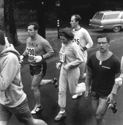 我知道的历史上著名合影的图片-想讲个跑马拉松的故事。<br>1967年，Kathrine Switzer 成为第一个参加美国波士顿马拉松比赛的女人。<br>我们现在恐怕很难想象，那时候的女性连跑马拉松的权利都没有。而这源于当时体育界的一种迷思：女性不能参加长时间的跑步运动，这会对她们的身体有害，比如会导致她们胸部长毛，变得满身肌肉，破坏她们的子宫。这种在今天看来完全是笑话的论调，却导致了当时官方禁止女性参加马拉松运动。<br>但 Kathrine 却不在乎这些，进入大学后，热爱跑步的她想加入学校的马拉松俱乐部，但被教练拒绝，理由是“女性太脆荣，容易搞伤自己”。<br>为了证明自己，她要求和学校的男生们比赛马拉松，在比赛中她跑了49.89公里，比规定的马拉松的距离（42.195公里）还要长7公里，成绩甚至比部分男生都要好。教练因此破格录取了她。<br>为了证明女性也可以参加马拉松运动，1967年她用一个看不出性别的中性名注册了比赛。<br>而在比赛当天，她仍然遭到了多次拉扯，不断有人让她滚出赛道。但Kathrine咬紧牙关坚持，最终顺利到达了终点，成绩是4小时20分钟，不比参赛的男生差。<br>也由此，在她的努力下，1972年，女子终于可以合法参加波士顿马拉松赛！<br>现在她70多岁了，仍然在坚持跑步。2017年的成绩是4小时44分31秒，50年的时间只让她的速度慢了24分钟。
