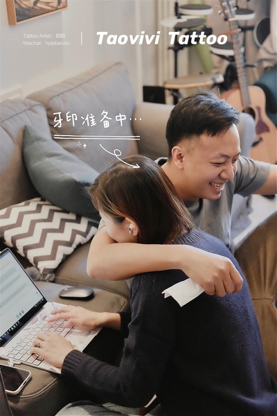 我的纹身故事的图片-一对夫妻来文身，男孩要纹女孩的牙印在胸口。想了好几个办法获取牙印，最后发现还是简单粗暴地来一口最清晰，咬完赶紧拍下热呼呼的印记，然后把它纹在男孩胸前～