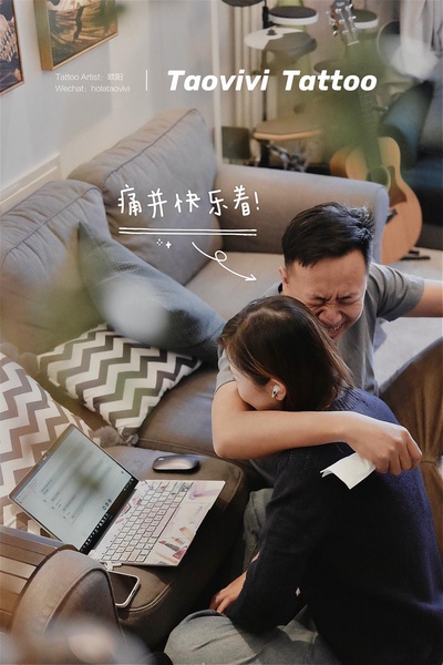 我的纹身故事的图片-一对夫妻来文身，男孩要纹女孩的牙印在胸口。想了好几个办法获取牙印，最后发现还是简单粗暴地来一口最清晰，咬完赶紧拍下热呼呼的印记，然后把它纹在男孩胸前～